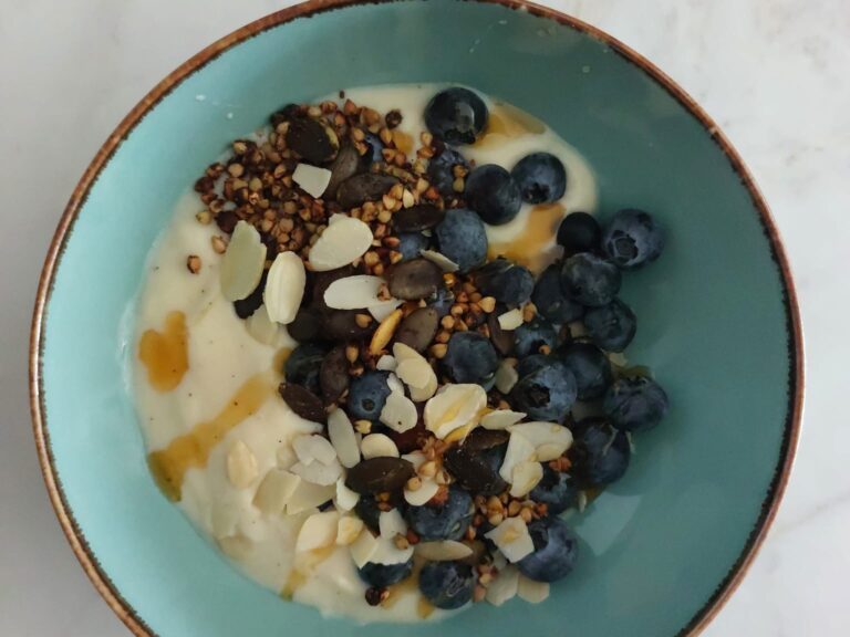 Granola gryczana z jogurtem i owocami